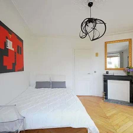 Large Luxury Flat Next To Champs Elysee